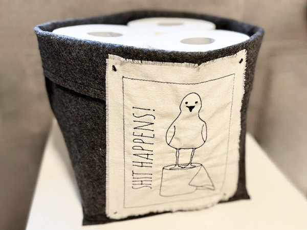 Möwe auf Klorolle - redwork Stickdatei